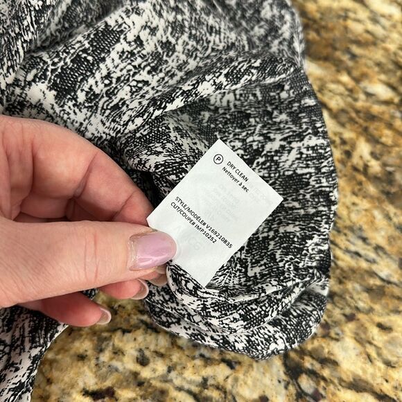 VINCE Vee Silk Black White Short Sleeve Relaxed Fit Top Blouse Size S - Picture 3 of 9